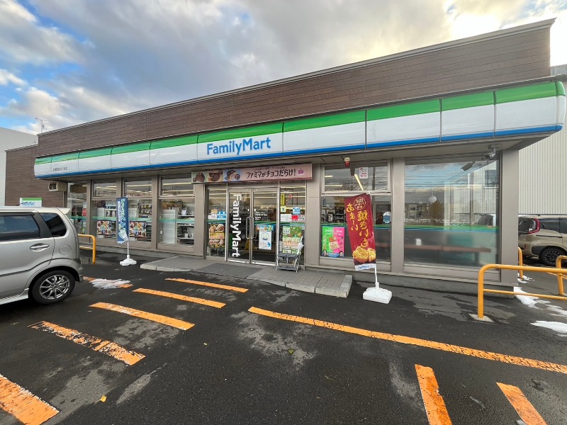 コンビニ　ファミリーマート札幌西宮の沢1条店（コンビニ）まで575m