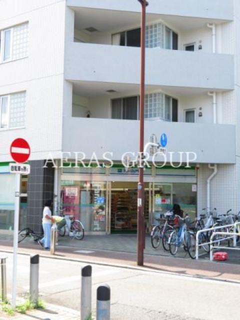 コンビニ　ファミリーマート喜多見駅北店（コンビニ）まで668m