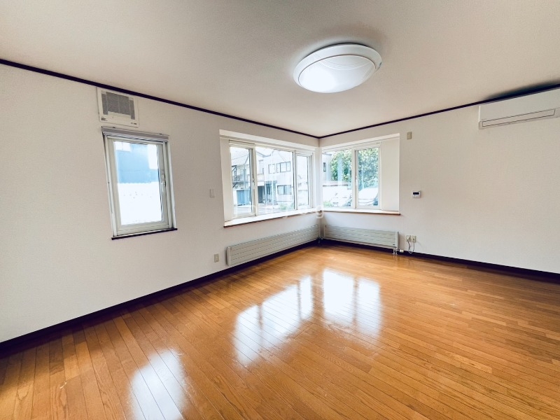 居室・リビング　２面採光で明るいお部屋になります。