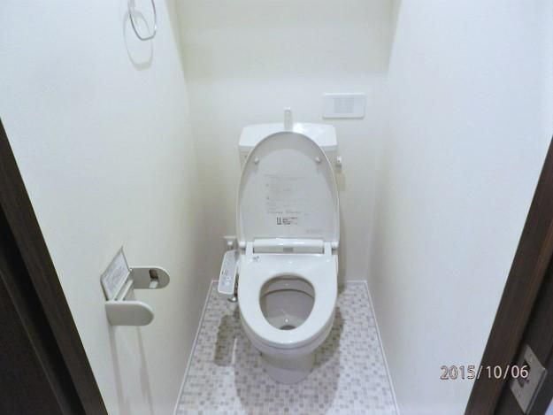 トイレ　落ち着いた色調のトイレです