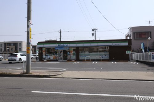 コンビニ　ファミリーマート　中あじま三丁目店（コンビニ）まで922m