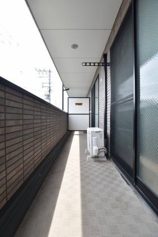 バルコニー　同物件、別号室の写真です。