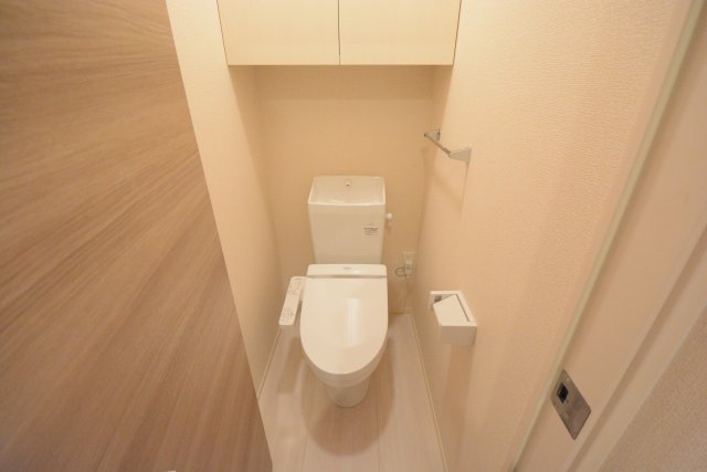 トイレ　温水洗浄便座付きのトイレです♪
