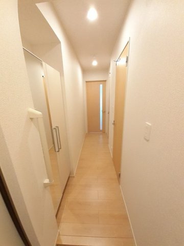ＪＲ東海道本線 小田原駅 バス乗車時間：9分 最寄りバス停で下車 徒歩2分 3階建 築6年の玄関写真