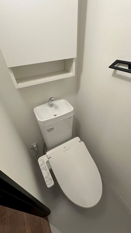 東京メトロ丸ノ内線 新宿御苑前駅 徒歩7分 15階建 築3年のトイレ写真