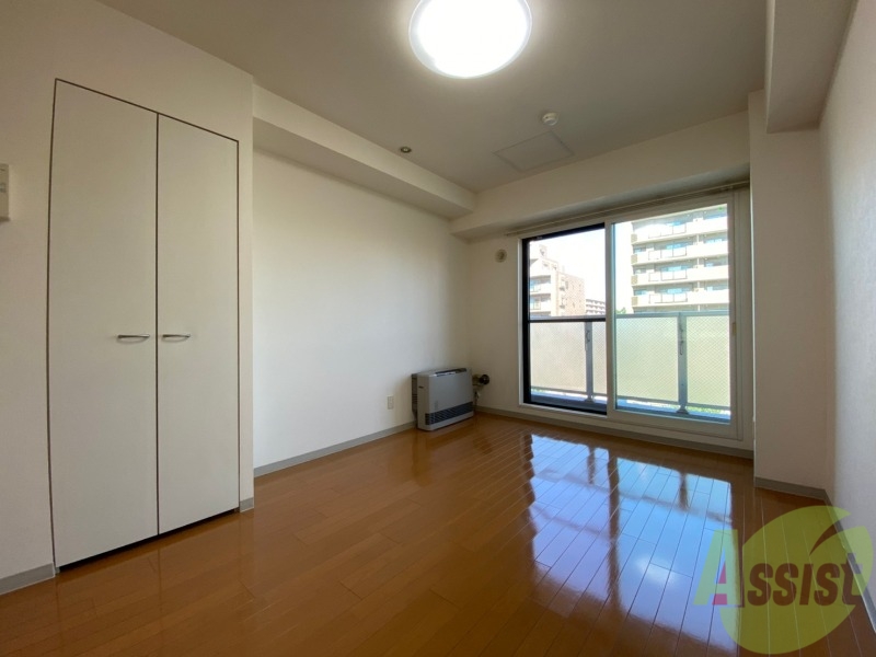 その他部屋・スペース　寝室はこちらです。光が差し込む、温かみのあるお部屋です。