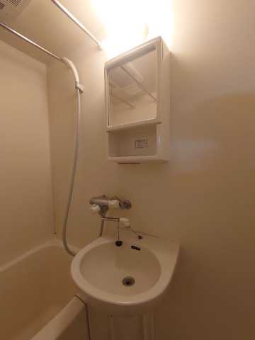 洗面設備　別部屋参考写真です