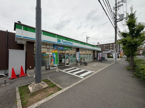 コンビニ　ファミリーマート豊中夕日丘店（コンビニ）まで128m