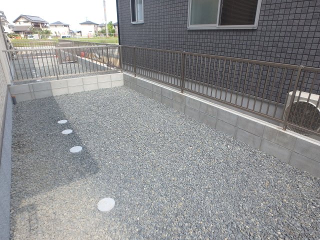 庭　ウイステリアコート茶屋町102号室　シャーメゾン