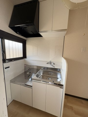 キッチン　キッチンの上には、収納棚があります。