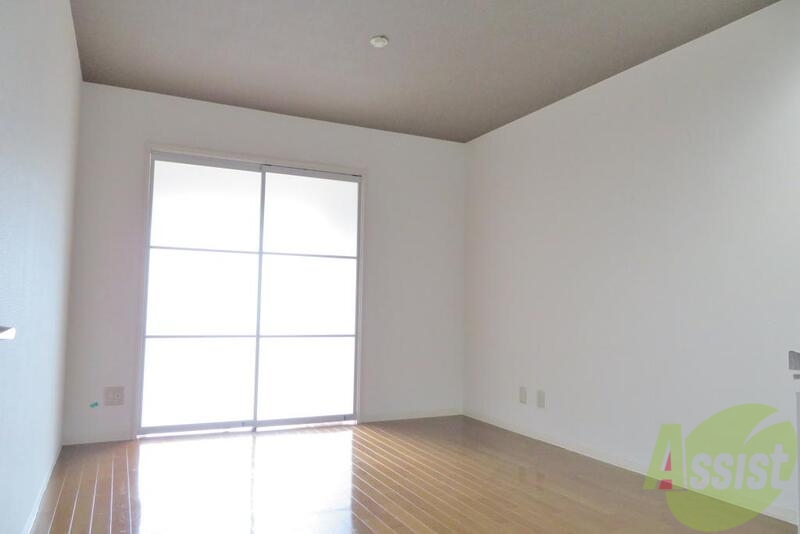 居室・リビング　広々として白が清潔感を与えてくれるお部屋になります。