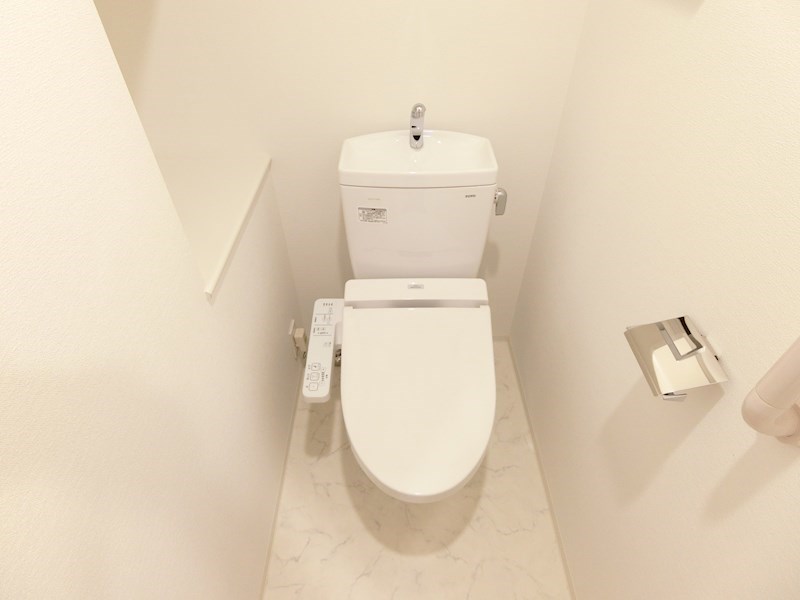 トイレ　個室のトイレは温水洗浄便座になります
