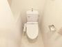 トイレ　個室のトイレは温水洗浄便座になります