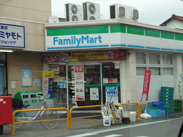コンビニ　ファミリーマート入曽駅前店（コンビニ）まで743m