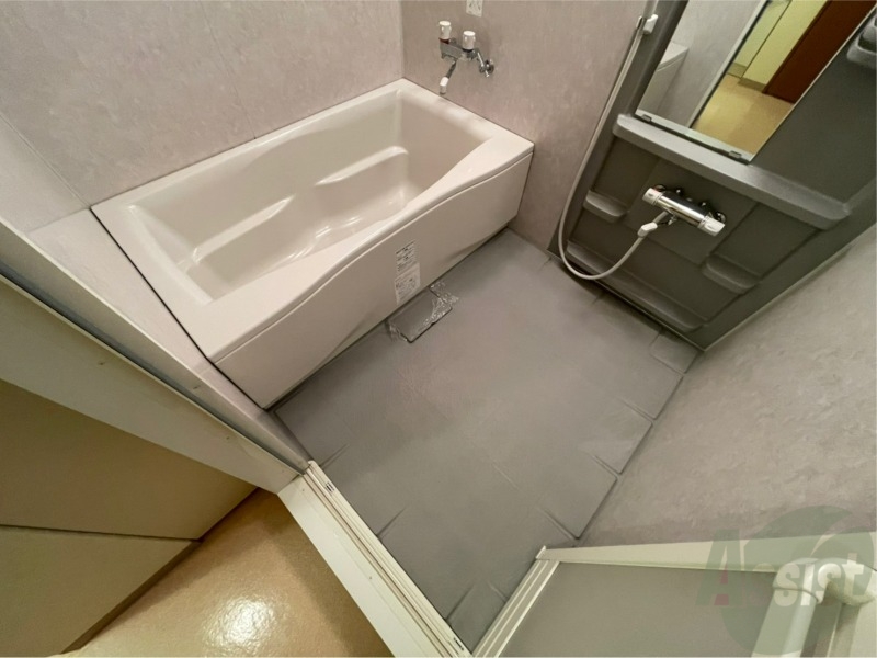 バス・シャワールーム　バスルームはこちらです。広々としてゆったり休めます。