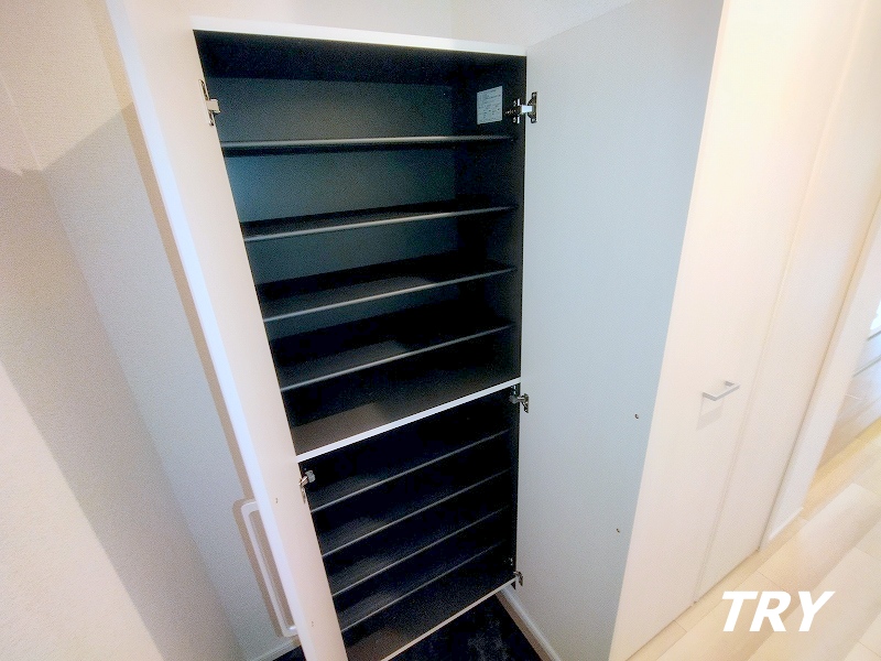 玄関　下駄箱付き