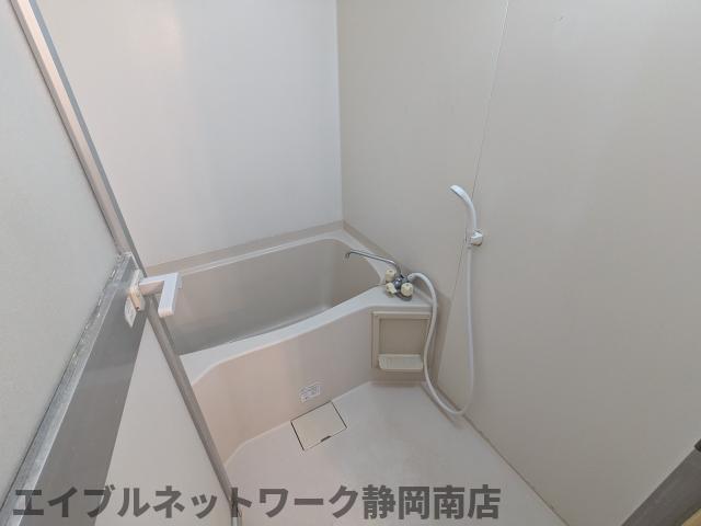 バス・シャワールーム　落ち着いた空間のお風呂です