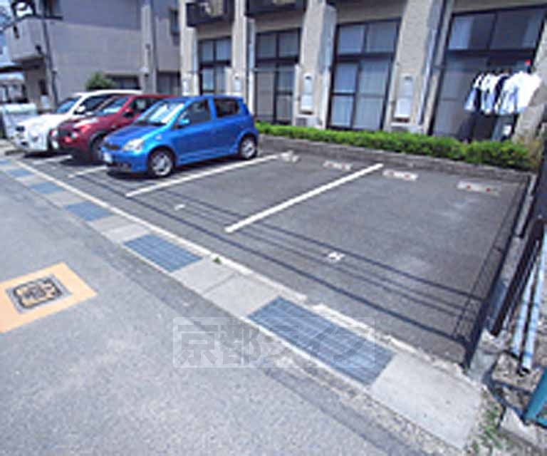 レオパレスセレーノの駐車場