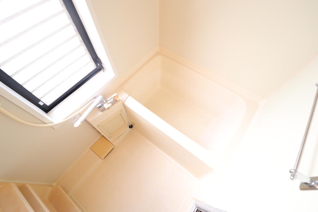 バス・シャワールーム　浴室です！窓あります！