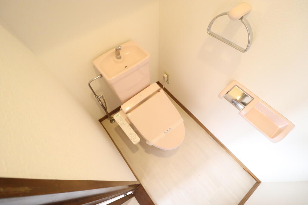 トイレ　温水洗浄便座付きです！