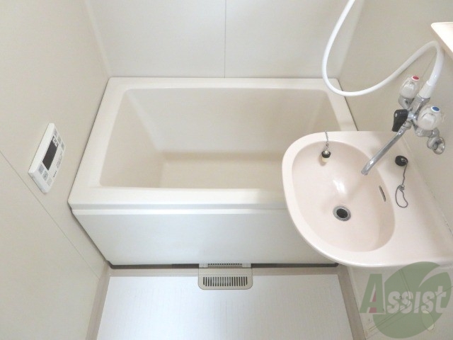 バス・シャワールーム　お風呂はこちらです。一日の疲れをここで癒してください。