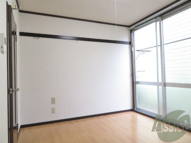 居室・リビング　こちらはリビングです。大きい窓があるのでよく陽が入ってきます