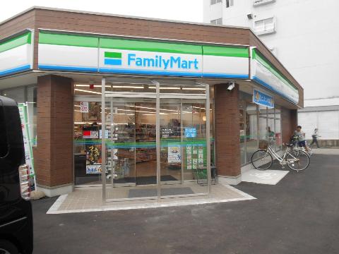 コンビニ　ファミリーマート金沢駅西口店（コンビニ）まで319m