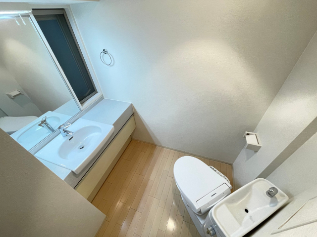 洗面設備　ベランダ側から見たお部屋の雰囲気です