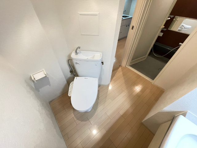 トイレ　明るいベランダ付きです