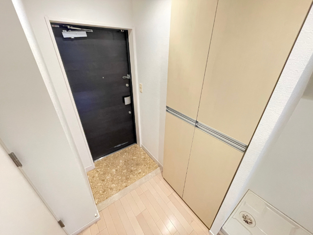 玄関　２面採光で明るい９帖のお部屋です