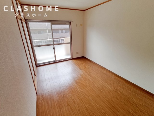 居室・リビング　同物件の別部屋になります。