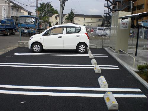 【レオネクストダンデリオン東中央の駐車場】