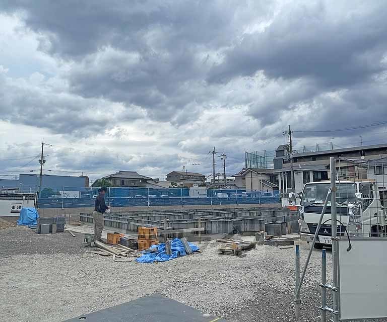 京都市西京区下津林大般若町のアパートの建物外観