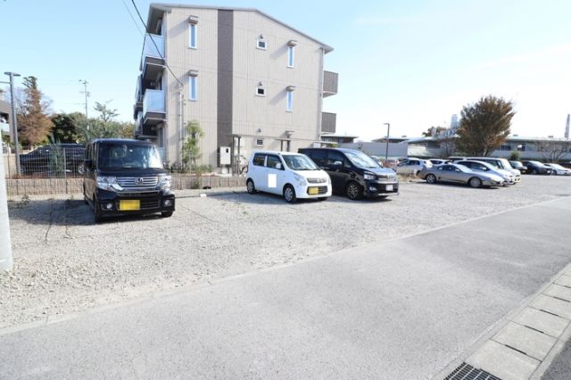 【千葉市緑区鎌取町のアパートの駐車場】