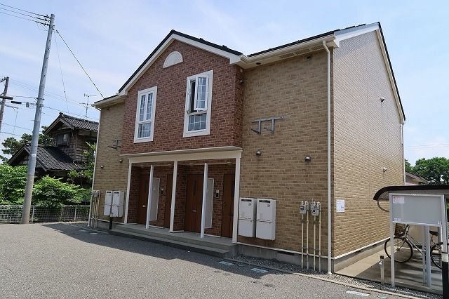 村上市松喜和のアパートの建物外観