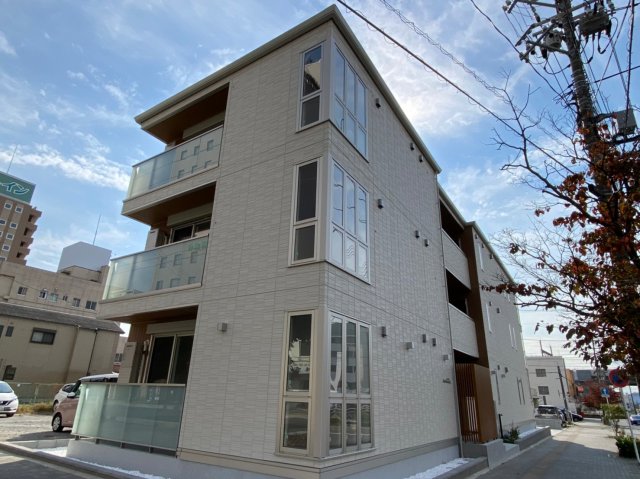 【シャイン本町の建物外観】