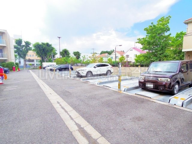 【小平市上水本町のマンションの駐車場】