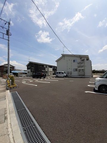 【佐波郡玉村町大字板井のアパートの駐車場】