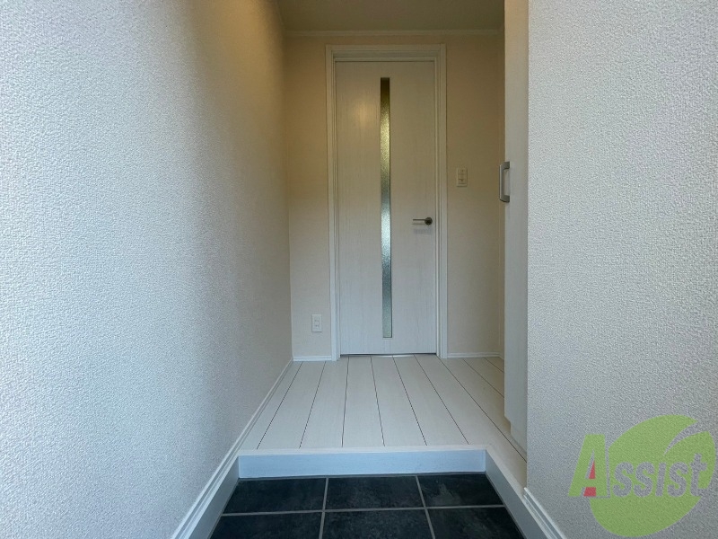 玄関　玄関入ってすぐのドアを開けると洋室へ繋がっています。