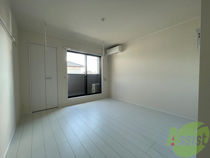 居室・リビング　７．３畳の洋室は広々としており快適です。