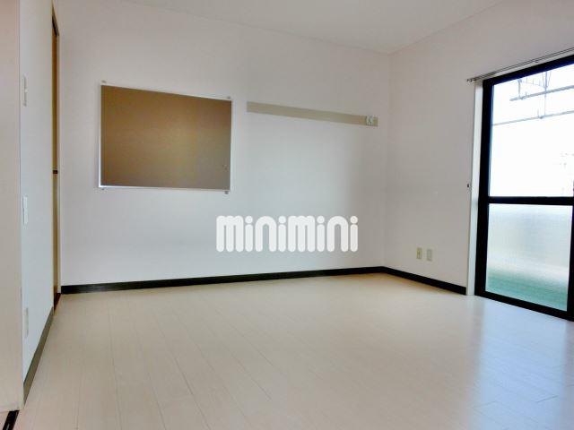 その他部屋・スペース　明るい日差しが差し込む洋室。