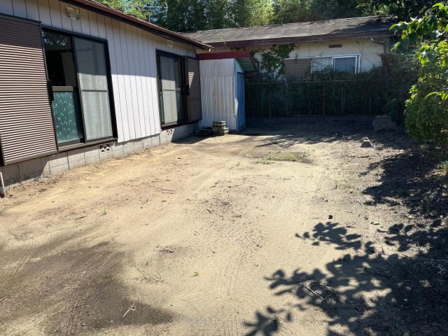 駐車場　お庭と駐車場が兼用です。普通車であれば3台は駐車可能です。