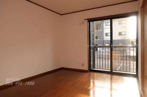 居室・リビング　室内