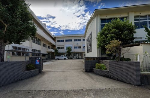 中学校　海南市立亀川中学校（中学校）まで114m