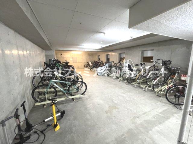 その他共有部分　地下に駐輪場があります。