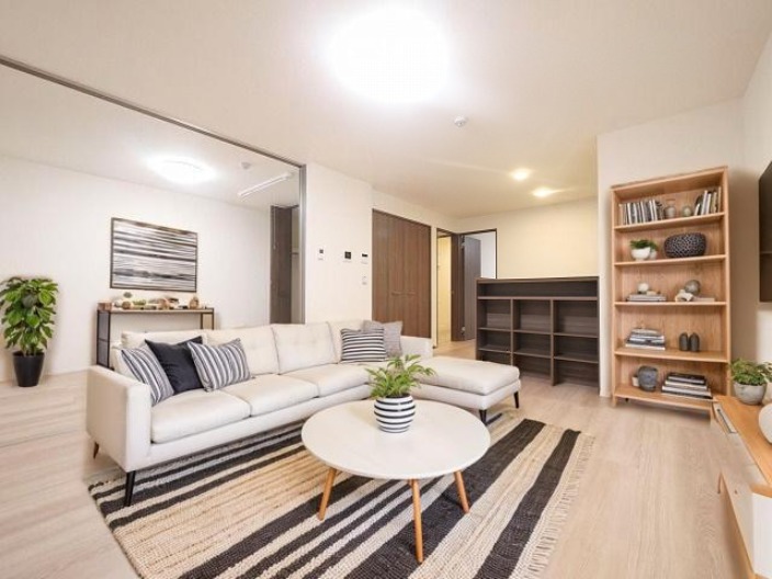 居室・リビング　CGで家具等を配置したもので家具等は含まれません