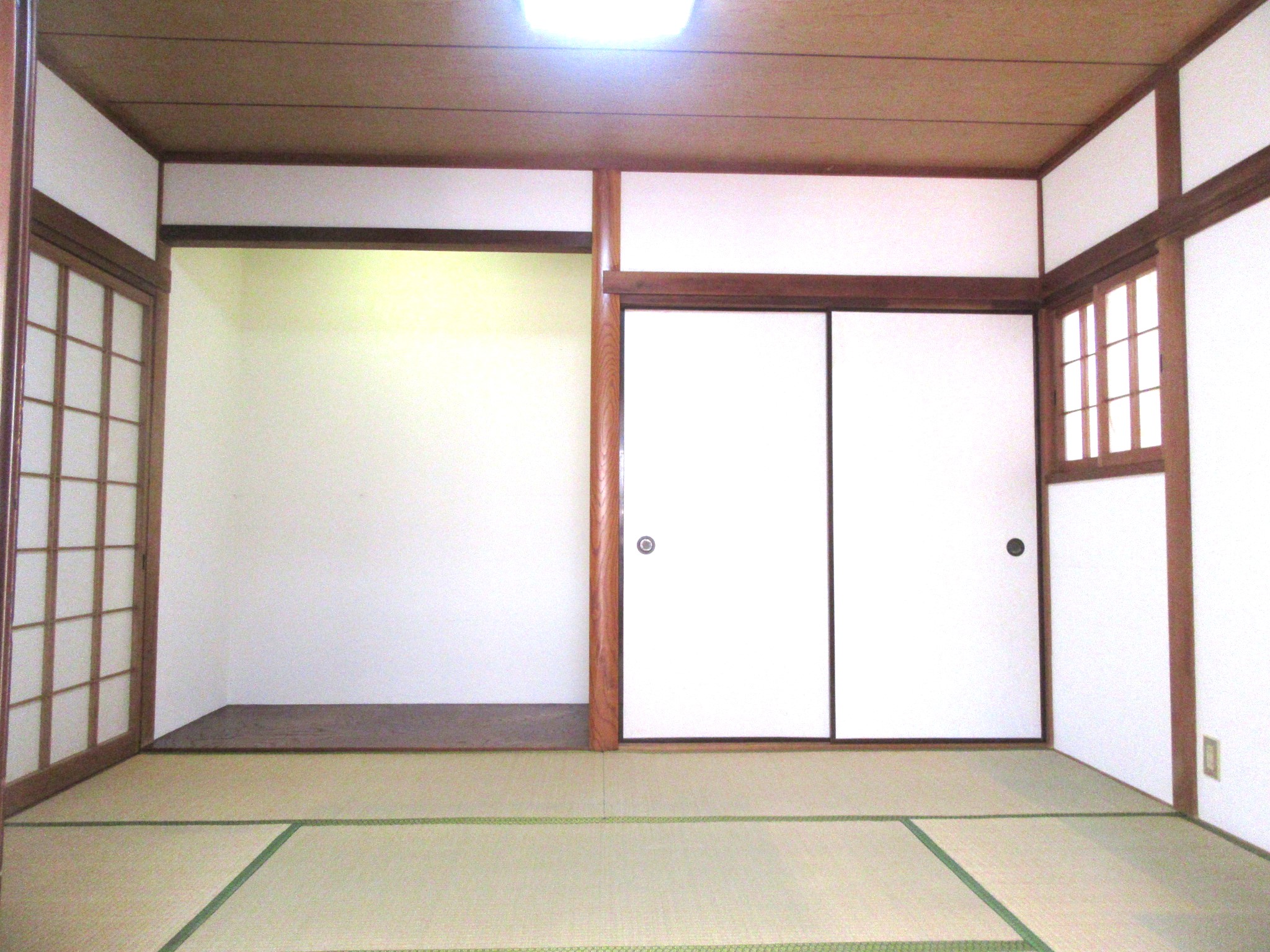 橋本市柿の木坂貸戸建の居間写真