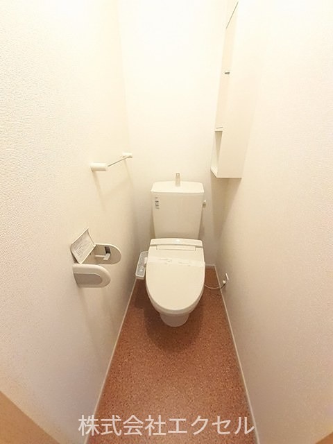 トイレ　温水洗浄便座です。