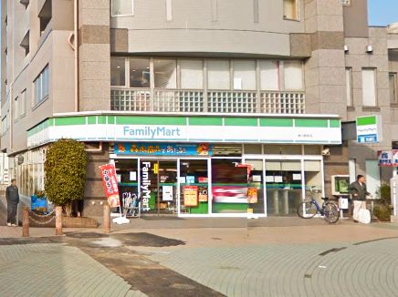 コンビニ　ファミリーマート 秋川駅前店（コンビニ）まで128m