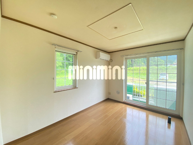 その他部屋・スペース　６帖の洋室です。窓が可愛らしいデザインです。